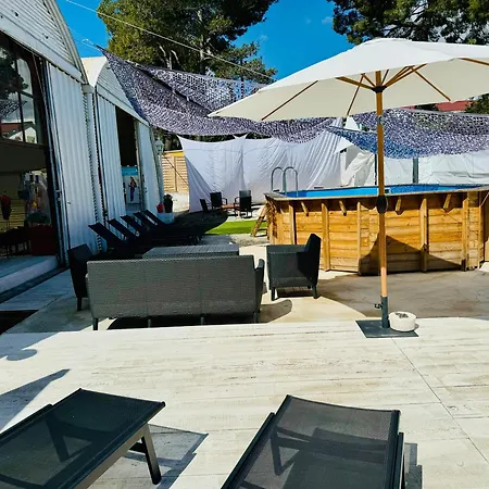 Avec Piscine *